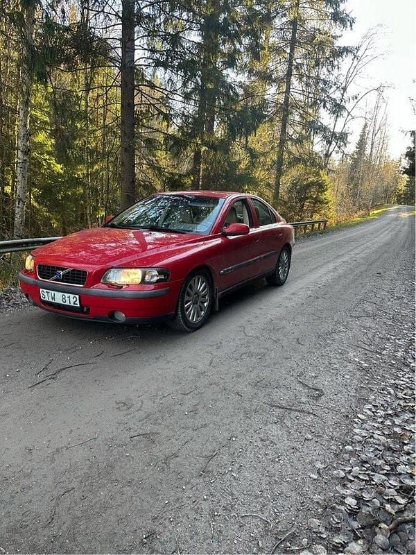 Röd Begagnad 2002 Volvo S60 Sedan | 17 000 kr (Bra pris) - Bild 1/2