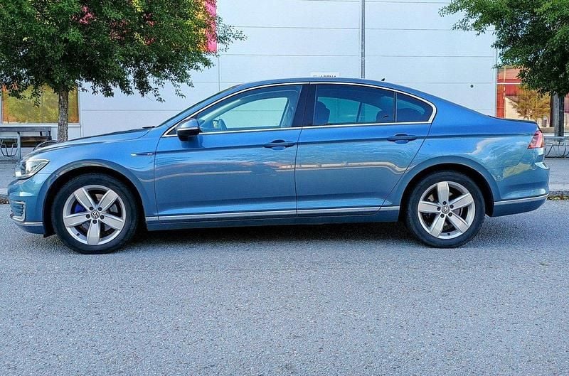 Blå Begagnad 2017 VW Passat GTE Sedan | 190 000 kr (Marknadspris) - Bild 1/4