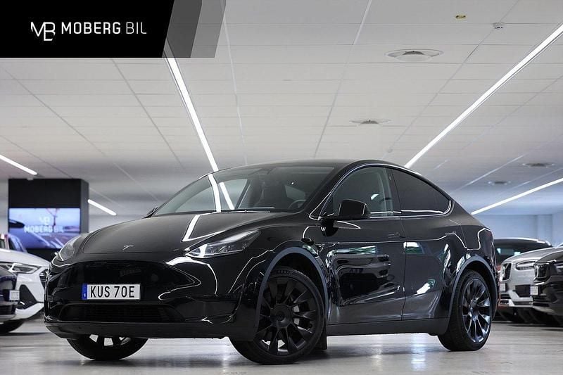 Svart Begagnad 2024 Tesla Model Y Standard Range SUV | 409 900 kr - Bild 1/3