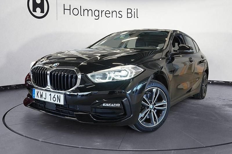 Begagnad BMW 118 Sport Line 136 HK (100 kW) 2023 Svart Halvkombi