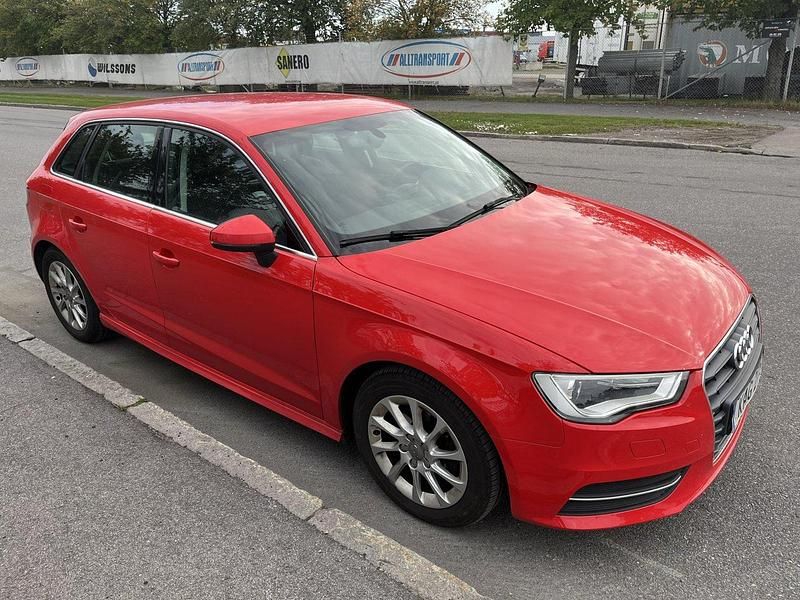 Röd Begagnad 2014 Audi A3 Sportback Attraction Halvkombi | 105 000 kr (Marknadspris) - Bild 1/4