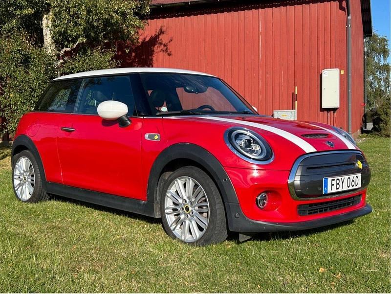 Röd Begagnad 2021 Mini Cooper SE Halvkombi | 179 000 kr (Marknadspris) - Bild 1/4
