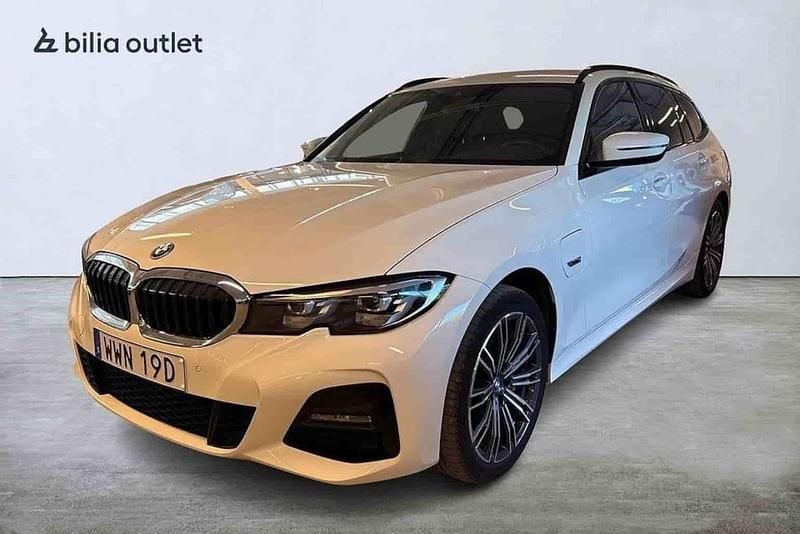 Vit Begagnad 2022 BMW 330e M Sport Kombi | 339 000 kr (Bra pris) - Bild 1/1