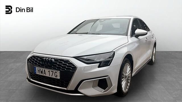 Glaciärvit metallic Begagnad 2023 Audi A3 Advanced Plus Sedan | 289 000 kr (Marknadspris) - Bild 1/4