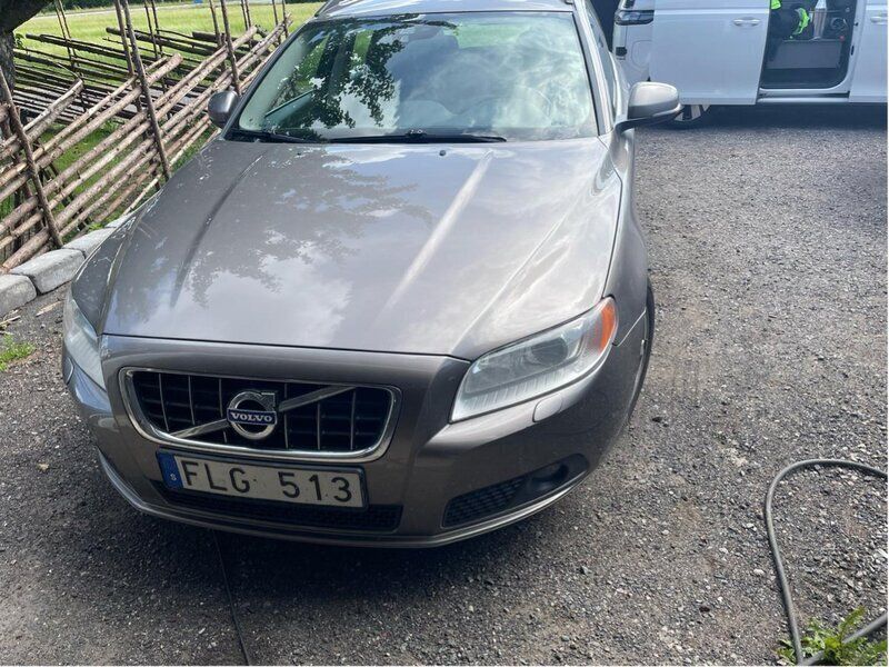 Grå Begagnad 2012 Volvo V70 Momentum Kombi | 30 000 kr (Lite dyr) - Bild 1/4
