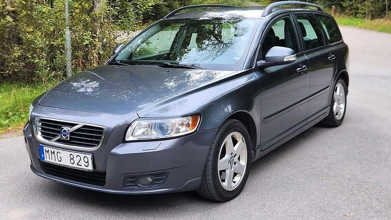 Grå Begagnad 2010 Volvo V50 Momentum Kombi | 39 900 kr (Marknadspris) - Bild 1/4