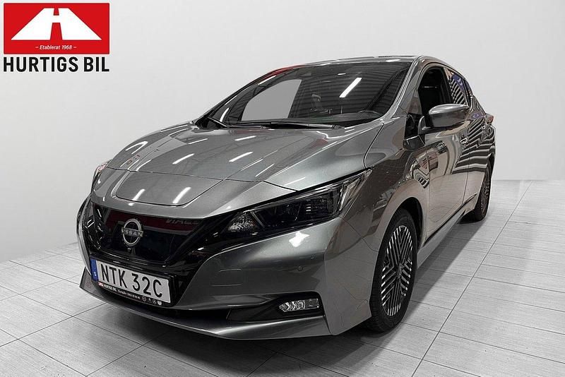 Grå Begagnad 2022 Nissan Leaf N-Connecta Halvkombi | 199 900 kr (Marknadspris) - Bild 1/4