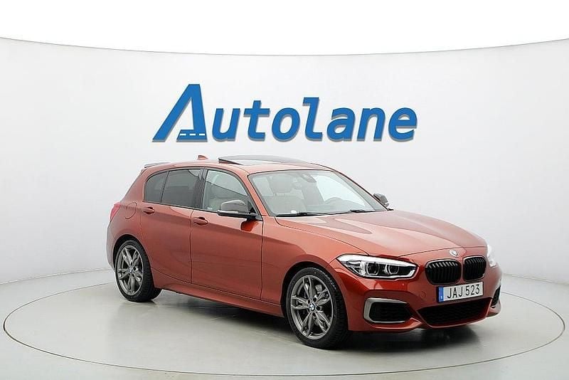 Sunset orange Begagnad 2018 BMW M140 M Performance Halvkombi | 379 900 kr (Marknadspris) - Bild 1/3