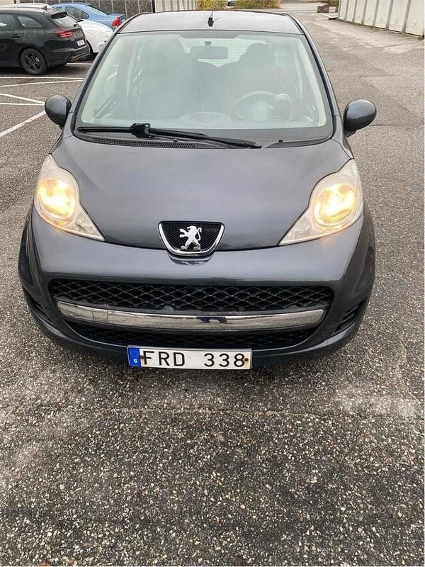 Grå Begagnad 2010 Peugeot 107 Halvkombi | 41 500 kr (Marknadspris) - Bild 1/4