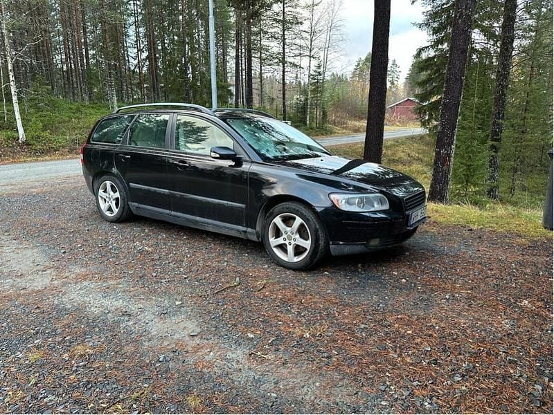 Svart Begagnad 2005 Volvo V50 Kombi | 6 000 kr (Superpris) - Bild 1/4