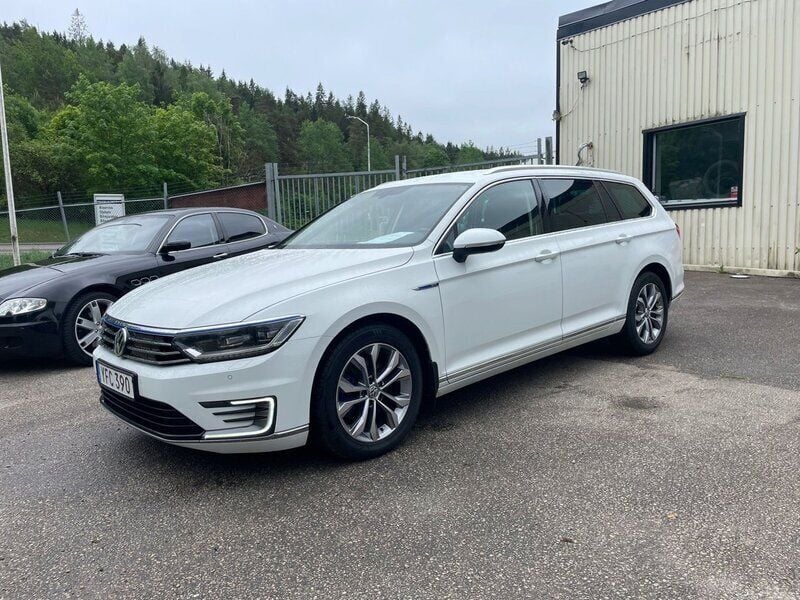 Vit Begagnad 2016 VW Passat GTE Kombi | 165 000 kr (Lite dyr) - Bild 1/3