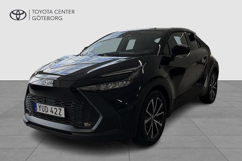 Svart Begagnad 2024 Toyota C-HR Style SUV | 369 900 kr (Marknadspris) - Bild 1/4