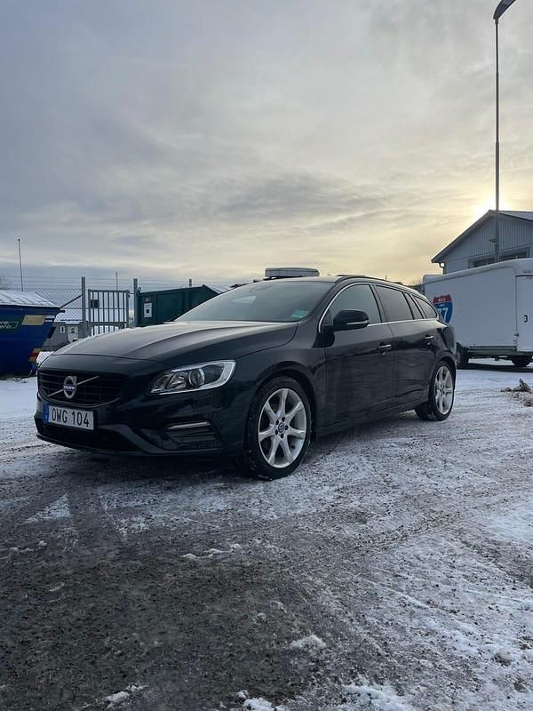Begagnad 2016 Volvo V60 R-Design Kombi | 139 000 kr (Marknadspris) - Bild 1/4