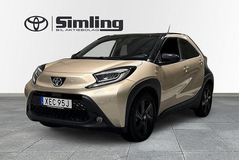 Brun Begagnad 2022 Toyota Aygo X Pulse SUV | 189 900 kr (Marknadspris) - Bild 1/3