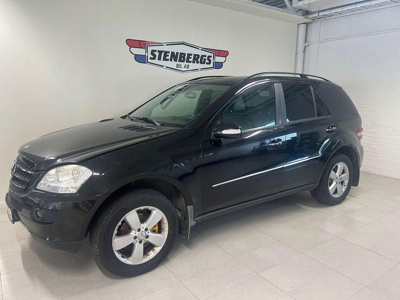Svart Begagnad 2006 Mercedes ML320 SUV | 54 900 kr (Superpris) - Bild 1/4