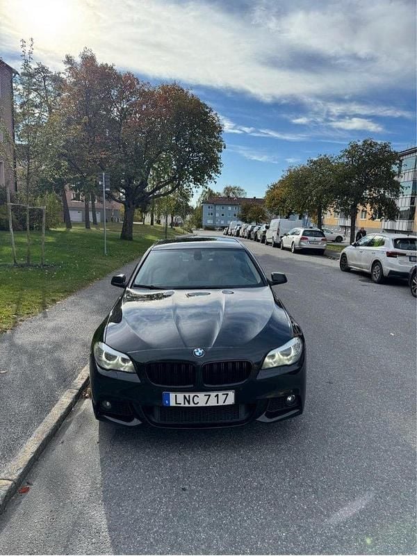 Svart Begagnad 2010 BMW 530 M Sport Sedan | 149 000 kr (Bra pris) - Bild 1/4