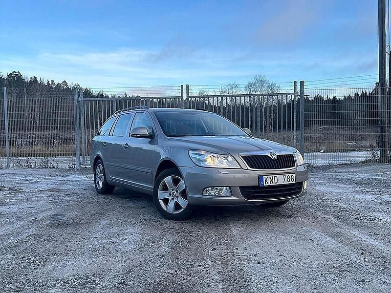 Ljusbrun Begagnad 2009 Skoda Octavia Elegance Kombi | 29 800 kr (Marknadspris) - Bild 1/4