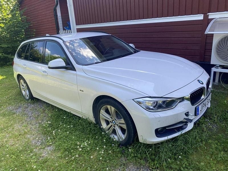 Vit Begagnad 2015 BMW 318 Sport Line Kombi | 45 000 kr - Bild 1/4