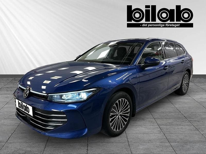 Blå (reef blue metallic) Begagnad 2024 VW Passat Elegance Kombi | 449 000 kr (Lite dyr) - Bild 1/4