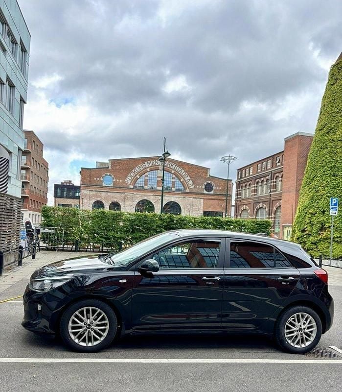 Svart Begagnad 2020 Kia Rio 2 Halvkombi | 144 000 kr (Marknadspris) - Bild 1/4