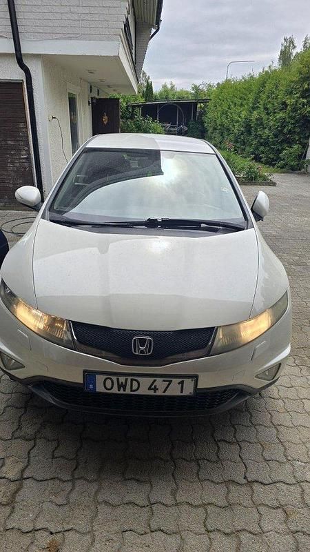 Vit Begagnad 2010 Honda Civic Sport Halvkombi | 65 000 kr (Marknadspris) - Bild 1/4