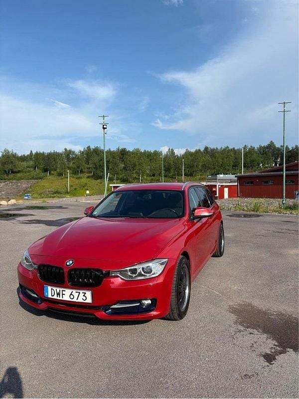 Röd Begagnad 2015 BMW 320 Sport Line Kombi | 149 900 kr (Bra pris) - Bild 1/4