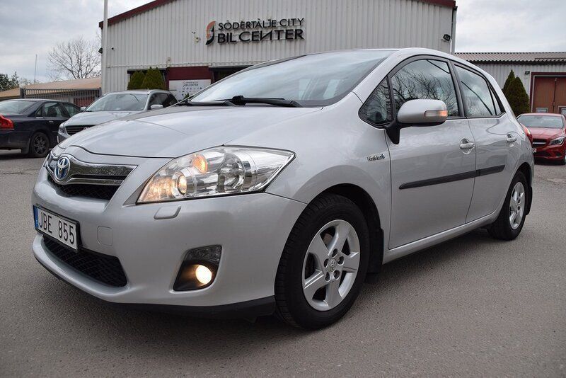 Silver Begagnad 2011 Toyota Auris Hybrid Plus Halvkombi | 94 900 kr (Marknadspris) - Bild 1/4