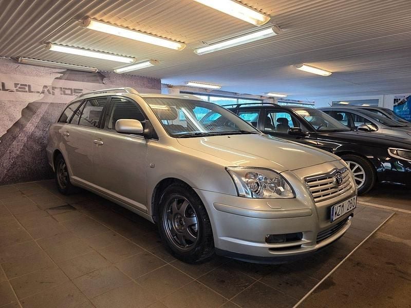 Silver Begagnad 2005 Toyota Avensis Kombi | 29 900 kr (Marknadspris) - Bild 1/4