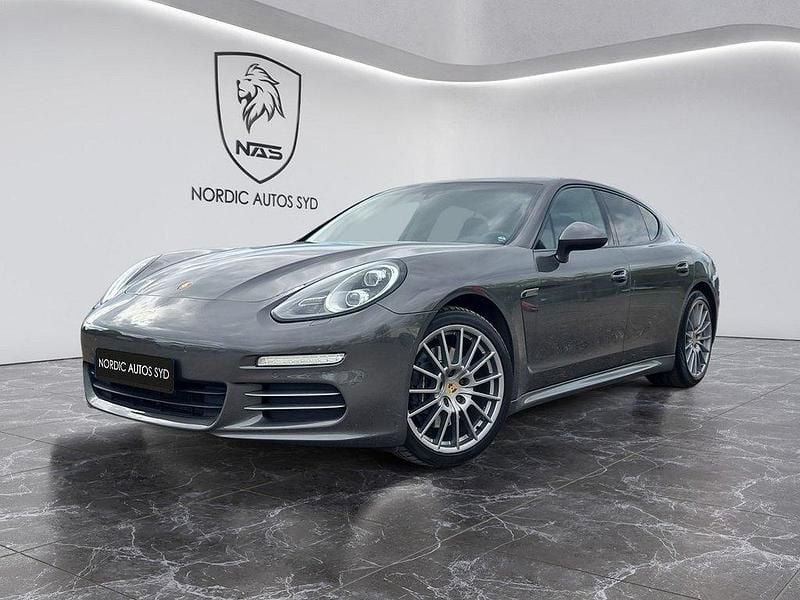 Mörkgrå Begagnad 2013 Porsche Panamera 4 Sedan | 369 900 kr (Marknadspris) - Bild 1/4