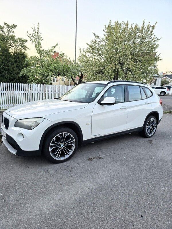 Vit Begagnad 2011 BMW X1 SUV | 95 000 kr (Bra pris) - Bild 1/3
