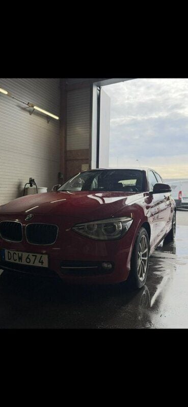 Röd Begagnad 2014 BMW 118 Sport Line Halvkombi | 99 000 kr (Lite dyr) - Bild 1/4