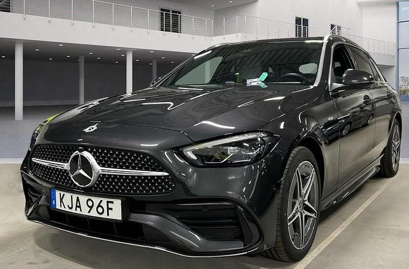 Grå Begagnad 2025 Mercedes C300e Advanced Plus Kombi | 569 000 kr (Marknadspris) - Bild 1/4