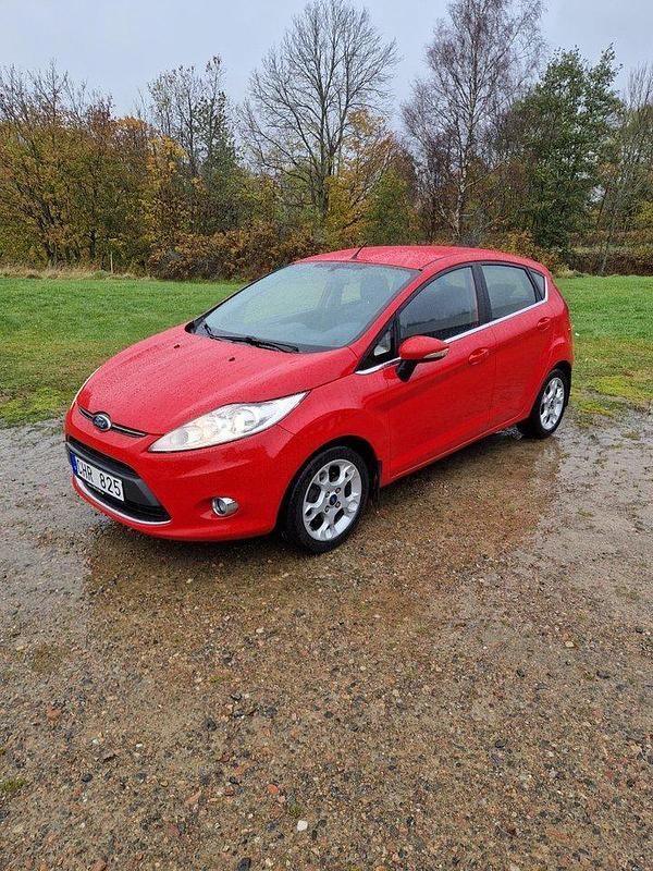 Röd Begagnad 2012 Ford Fiesta Titanium Halvkombi | 45 000 kr (Marknadspris) - Bild 1/4