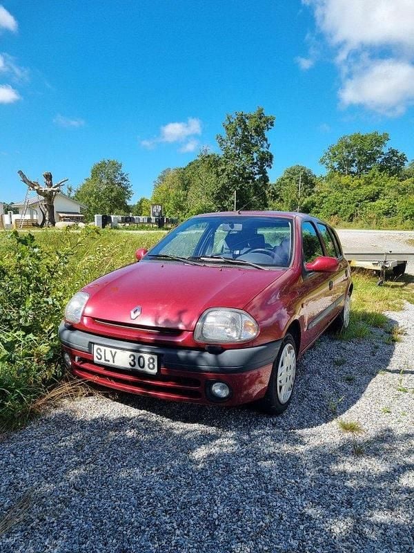 Röd Begagnad 2001 Renault Clio II Halvkombi | 13 000 kr (Bra pris) - Bild 1/4