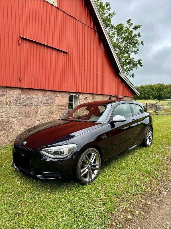 Svart Begagnad 2013 BMW M135 Halvkombi | 210 000 kr (Bra pris) - Bild 1/4