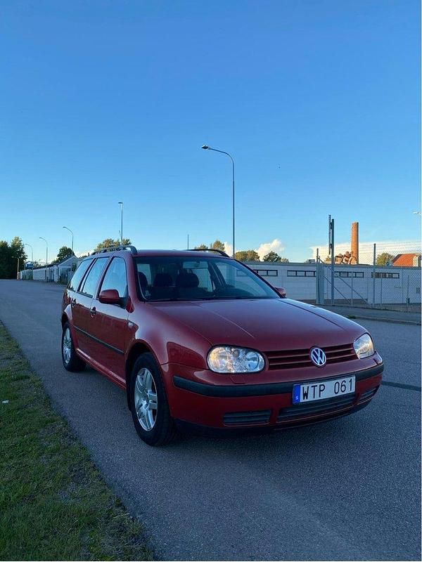 Röd Begagnad 2005 VW Golf IV Kombi | 17 000 kr (Marknadspris) - Bild 1/4