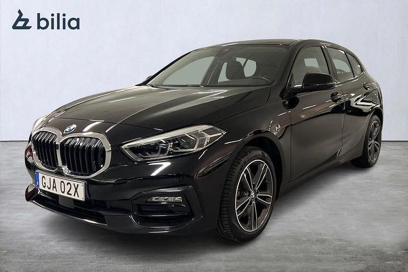 Svart Begagnad 2022 BMW 118 Sport Line Halvkombi | 224 900 kr (Marknadspris) - Bild 1/4
