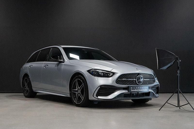 Silver Begagnad 2024 Mercedes C300e Premium Kombi | 519 000 kr (Marknadspris) - Bild 1/4
