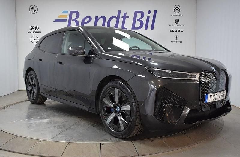 Grå Begagnad 2021 BMW iX Comfort Edition SUV | 419 500 kr (Dyr) - Bild 1/4