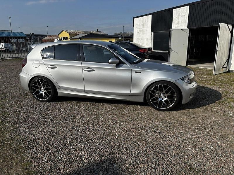 Grå Begagnad 2008 BMW 120 Advantage Halvkombi | 59 000 kr (Marknadspris) - Bild 1/4