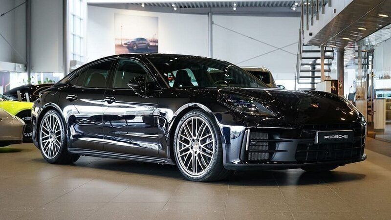 Svart Begagnad 2024 Porsche Panamera 4 Sedan | 1 299 000 kr - Bild 1/4