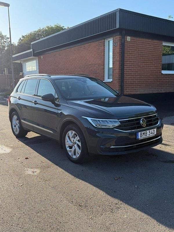 Grå Begagnad 2022 VW Tiguan SUV | 300 000 kr (Marknadspris) - Bild 1/4