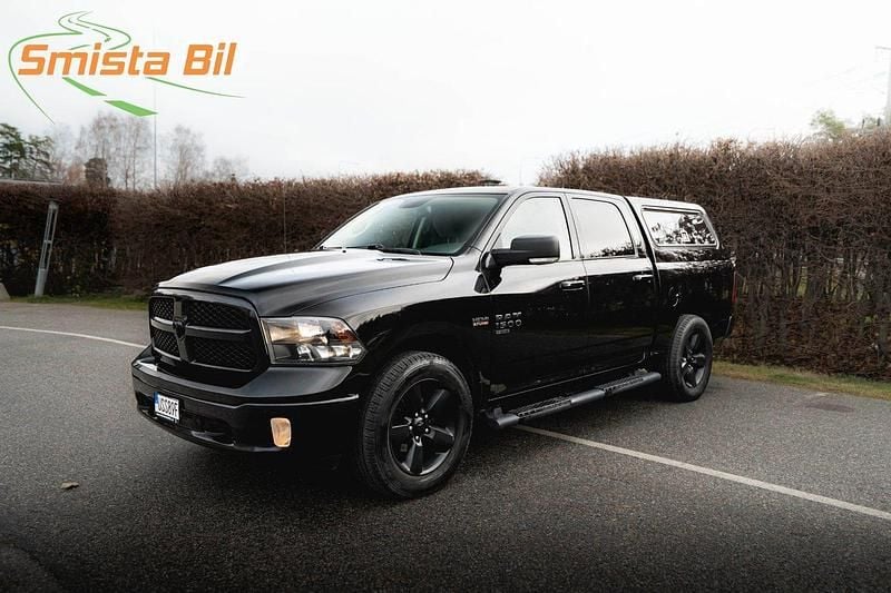 Svart Begagnad 2021 RAM 1500 Pickup | 429 800 kr (Superpris) - Bild 1/3