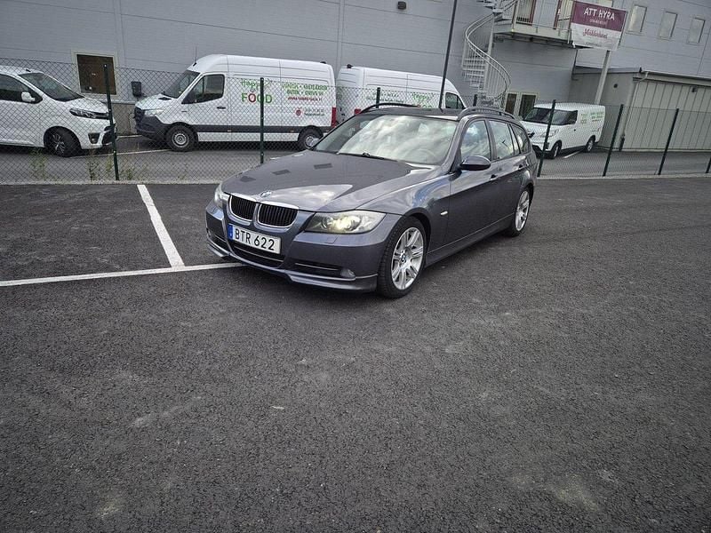 Grå Begagnad 2006 BMW 330 Comfort Edition Kombi | 74 500 kr (Superpris) - Bild 1/4
