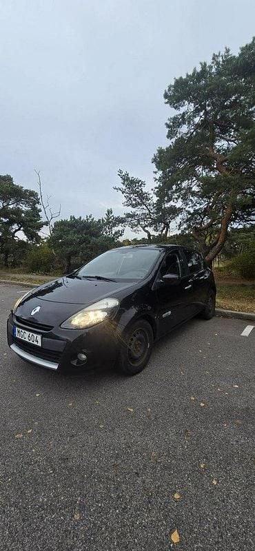 Svart Begagnad 2012 Renault Clio R.S. Halvkombi | 30 000 kr (Bra pris) - Bild 1/4