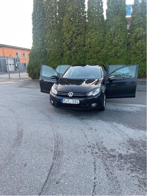 Svart Begagnad 2011 VW Golf VI Halvkombi | 64 900 kr (Marknadspris) - Bild 1/4