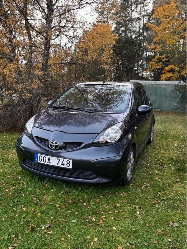 Grå Begagnad 2007 Toyota Aygo Halvkombi | 24 900 kr (Bra pris) - Bild 1/4