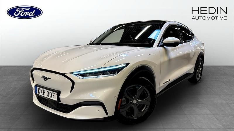 Vit Begagnad 2022 Ford Mustang Mach-E SUV | 394 000 kr (Marknadspris) - Bild 1/4