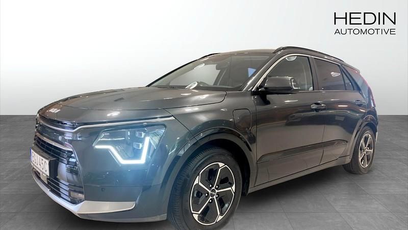 Grå (grey) Begagnad 2022 Kia Niro SUV | 329 000 kr (Dyr) - Bild 1/4