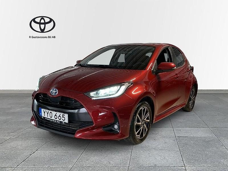 Röd Begagnad 2020 Toyota Yaris Hybrid Active Halvkombi | 179 900 kr (Marknadspris) - Bild 1/4